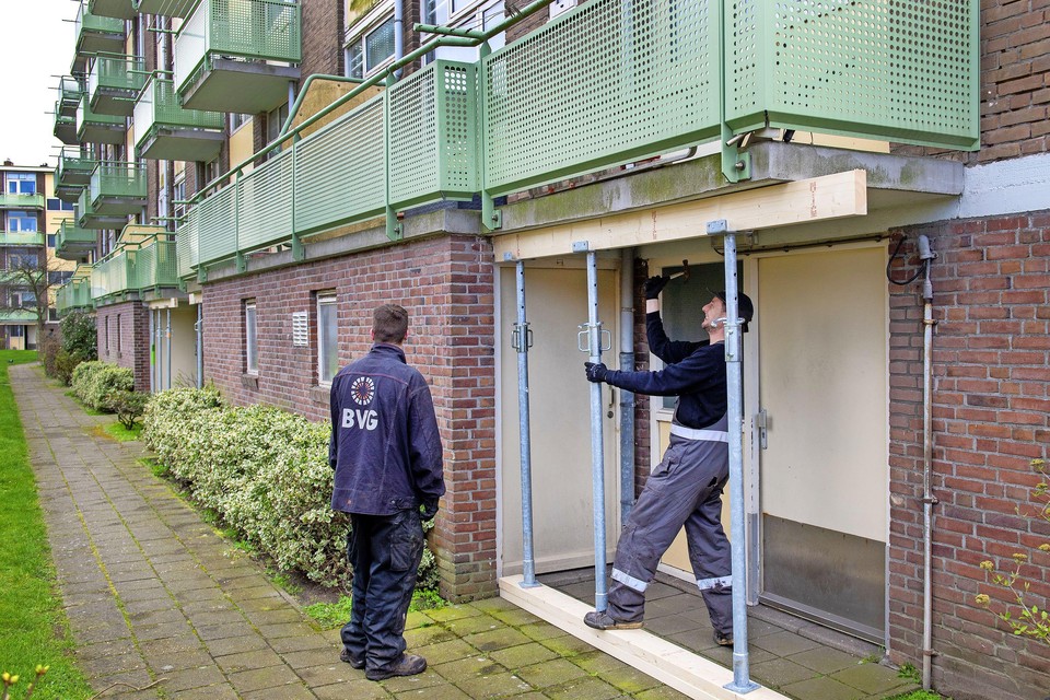 Eind 2019 moesten balkons aan de Ostadestraat in IJmuiden gestut worden. Woningbedrijf Velsen gaat het flatgebouw nu toch afbreken.