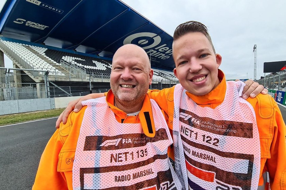 Paul (links) met zoon Sjoerd Steeman op de startgrid van Circuit Zandvoort tijdens de Grand Prix in 2021.