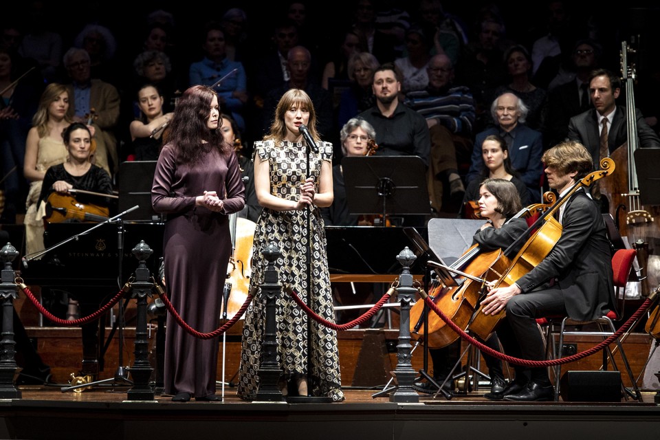 De Oekraiense pianiste Anna Fedorova (rechts) was eerder deze maand ook betrokken bij een benefiet in het Concertgebouw.