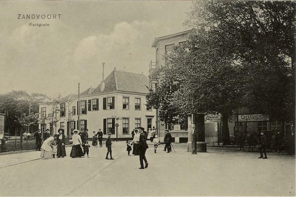 Het Kerkplein rond 1905, met in het midden de vroegere woning van dr. C.A. Gerke op de hoek van de Kerkstraat en de Poststraat. Rechts achter de bomen ligt café Centrum.