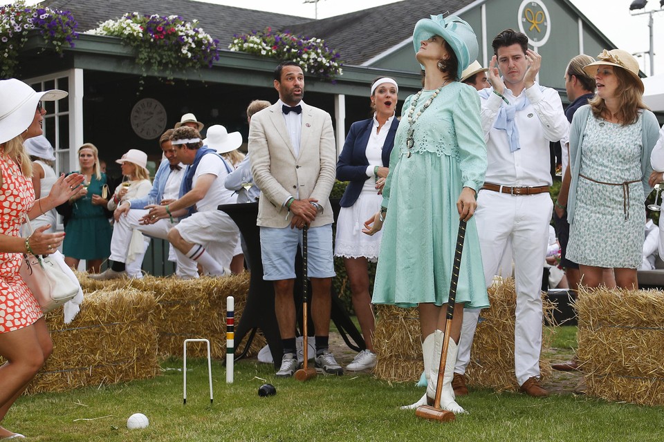Uitgedost in Wimbledon-style een potje croquet spelen met dorpsgenoten in Naarden. Dat schept een band.