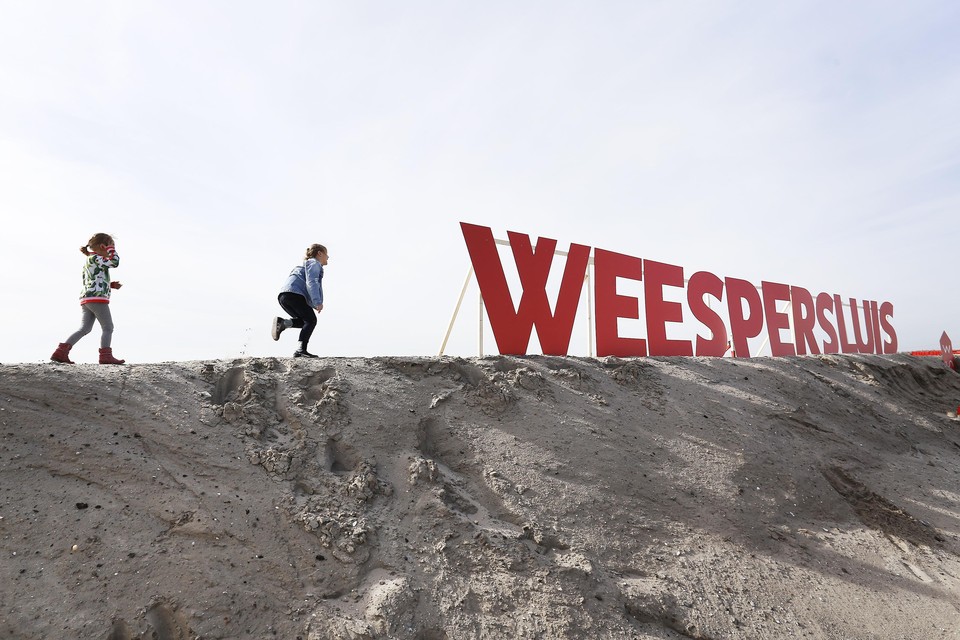 Een bijna iconisch beeld: begin april, bouwstart van de wijk Weespersluis.