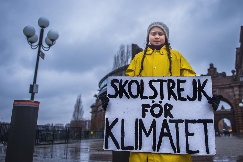Greta Thunberg in actie. Elke vrijdag, onder schooltijd, staakt ze tegen de klimaatverandering.