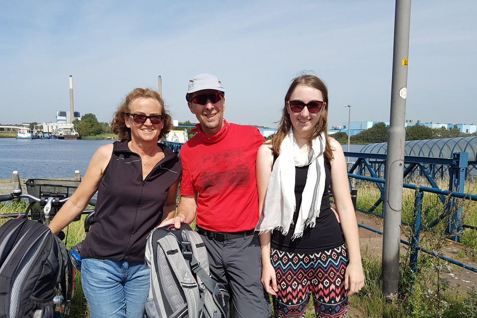 Karin, Alfred en Jasmin Grussler bij de pont.