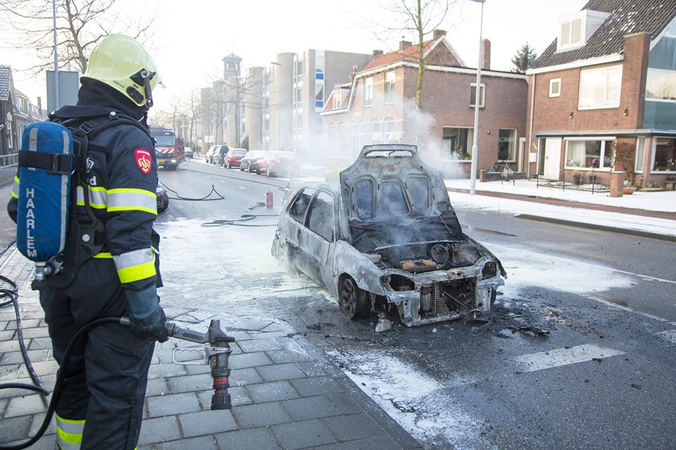 Rijksstraatweg Haarlem afgesloten door brandende auto. Foto Michel van Bergen