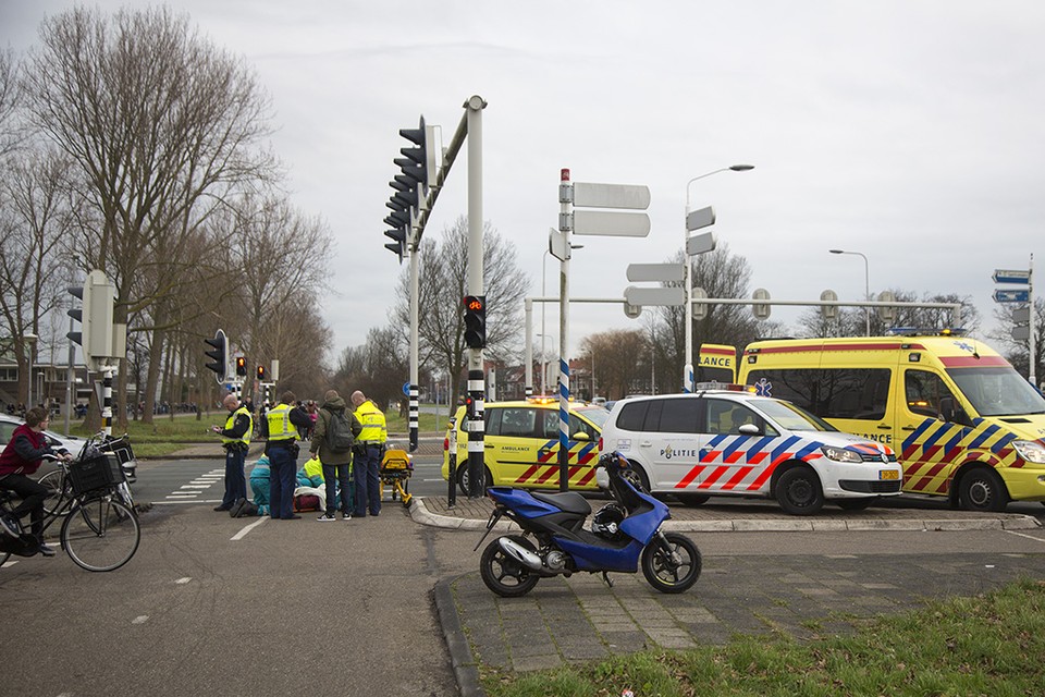 Fietsster gewond bij frontale botsing met scooter. Foto: Michel van Bergen.