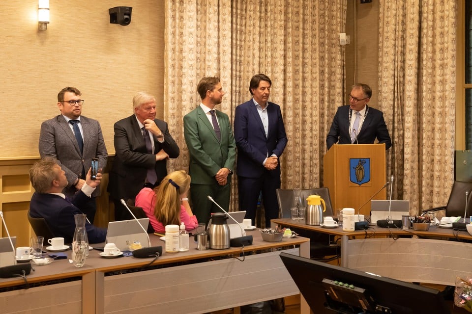 Mark Eijbaard, Mark Veldhuizen, Steven de Vries en Hugo Prakke (vlnr) worden geïnstalleerd door burgemeester Mark Röell.