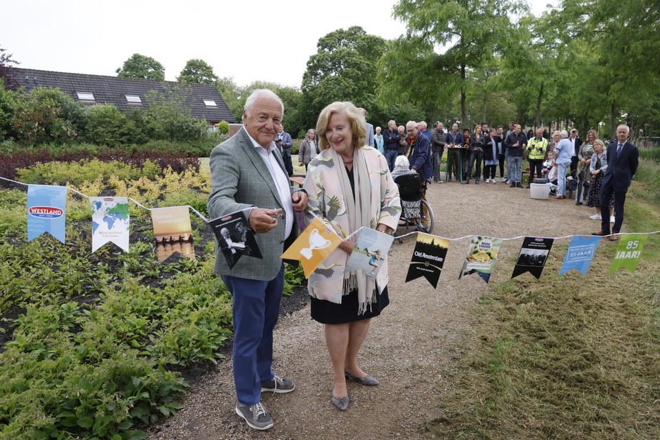 Wethouder Marloes Verbeek opent het park met Henk Westland