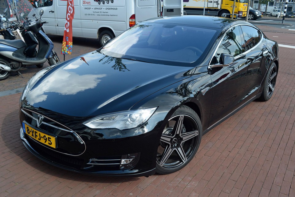 Een Tesla op straat in Haarlem.
