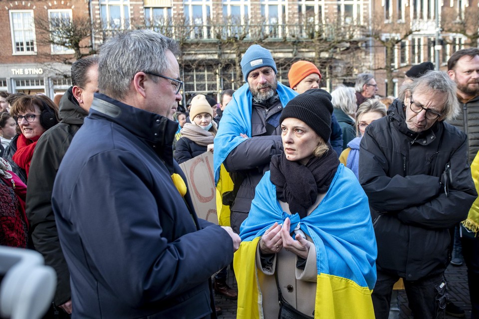 Burgemeester Jos Wienen ontmoet Oekraïners en Haarlemmers die ze ondersteunen.