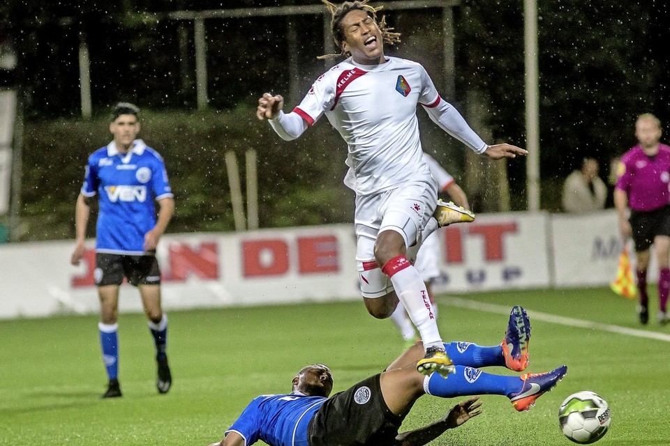 Gerson Rodrigues wordt onderuit geschoffeld door een Bossche verdediger.