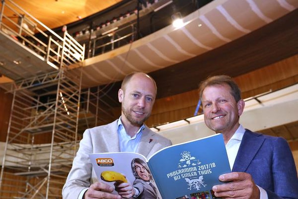Directeuren Evert van Os en Jan Rudolph de Lorm met het theatermagazine. Start kaartverkoop niet-supporters Singer: 1 juni.