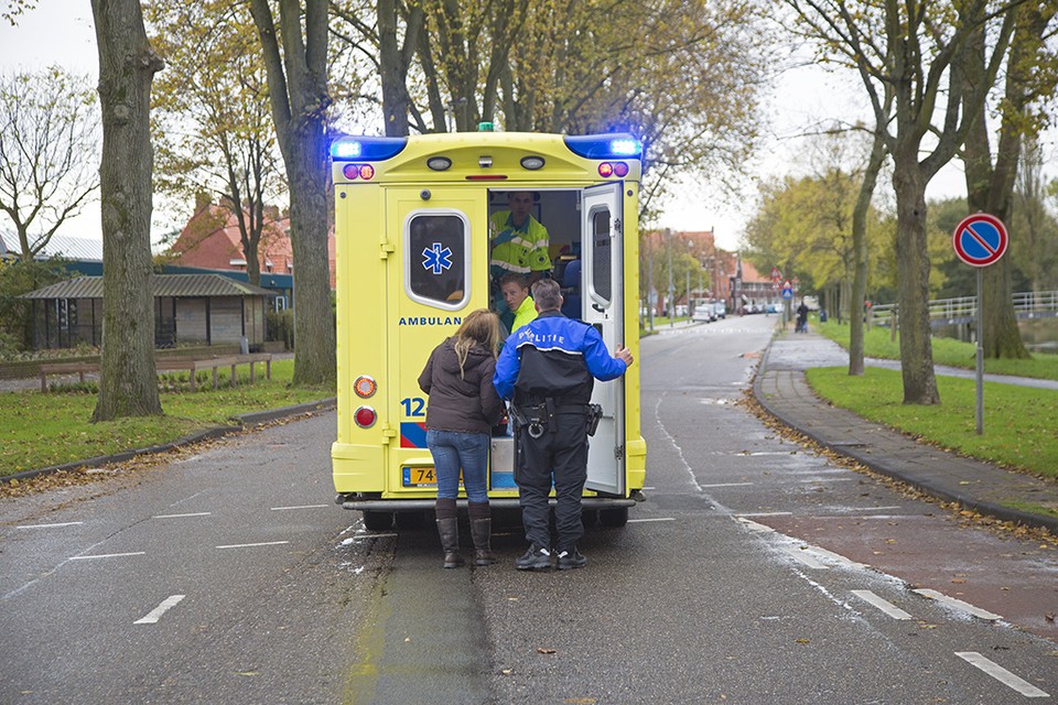 Meisje gewond na glijpartij op de Jan Gijzenkade. Foto Michel van Bergen