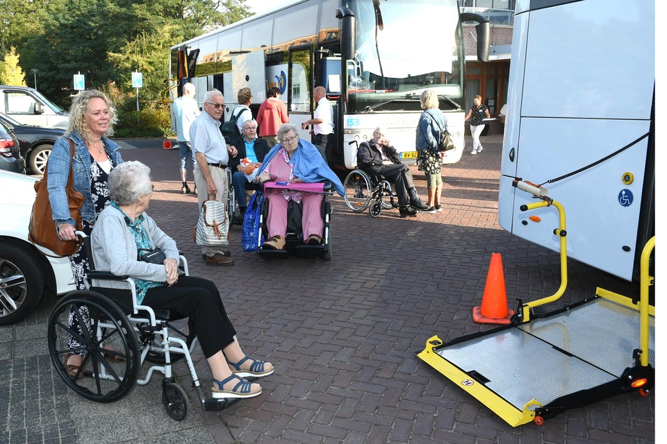 De bewoners van Sint Agnes mogen de bus in voor vertrek naar de Floriade.