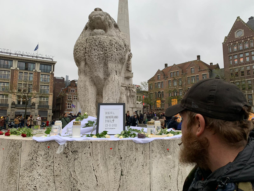 Herdenking van de slachtoffers van de coronarellen in Rotterdam.