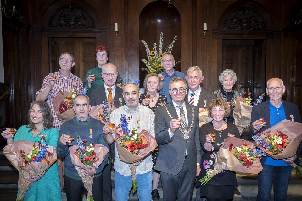 De twaalf gedecoreerden in de Gravenzaal met burgemeester Wienen.