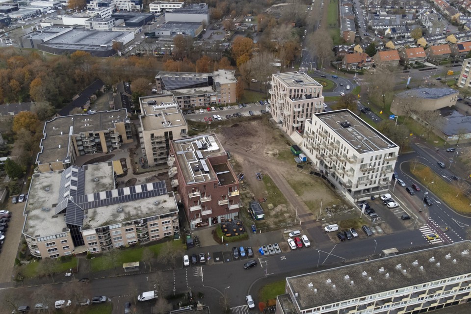 Het Nieuw Zuid-wijkje met in het midden het bouwterrein en op de voorgrond de Van Ghentlaan.