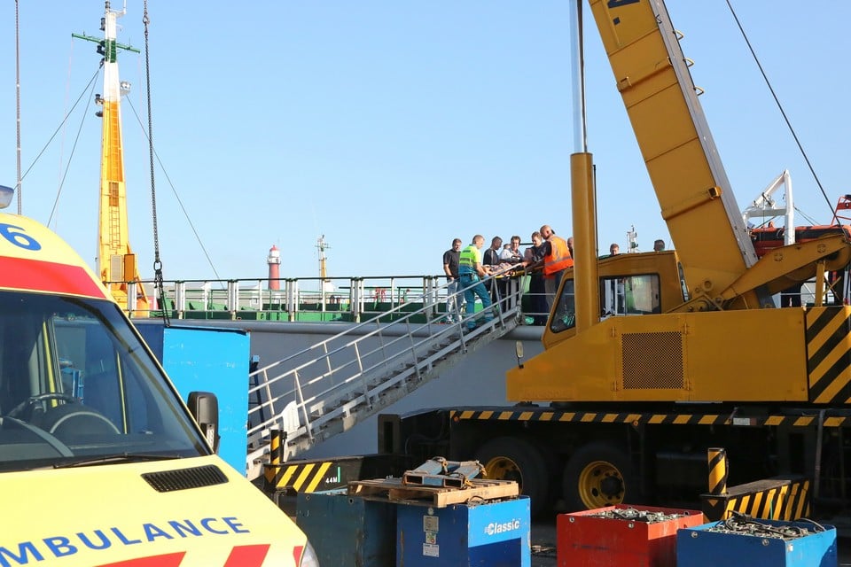 Met verenigde krachten wordt het bemanningslid van de trawler gehaald. Foto Ko van Leeuwen