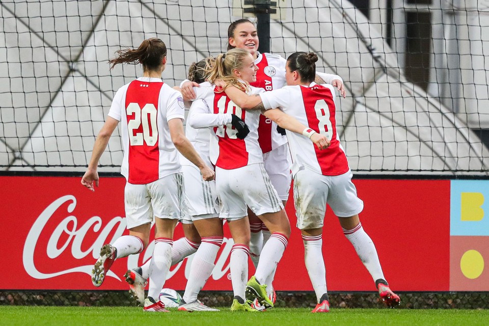 Spelers van Ajax vieren de 1-0 van Romee Leuchter.