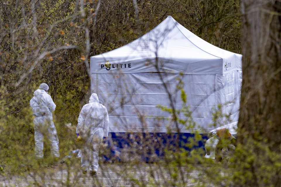 Politie doet onderzoek op de plaats delict in het Leenderbos.