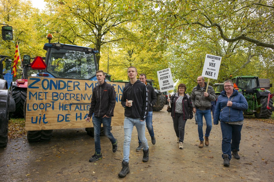 Protesterende boeren verzamelen zich bij het Provinciehuis in Haarlem.