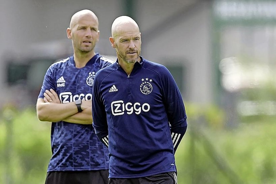 Assistent-trainer Mitchell van der Gaag (links) en coach Erik ten Hag.