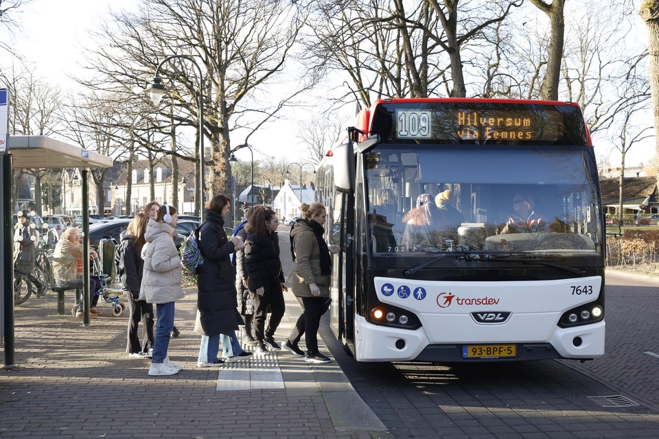 Buslijn 109, hier op de Brink in Laren.