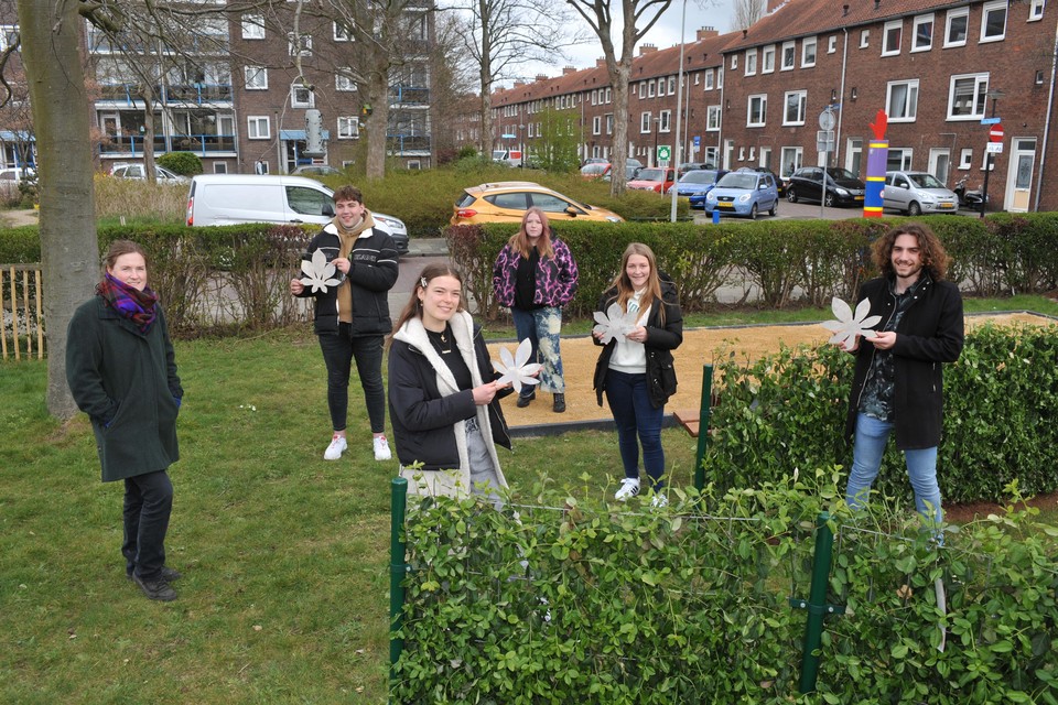 De jongeren van de Kuenenpleinbuurt tonen hun kastanjebladkunstwerken. Dat was in april 2021.