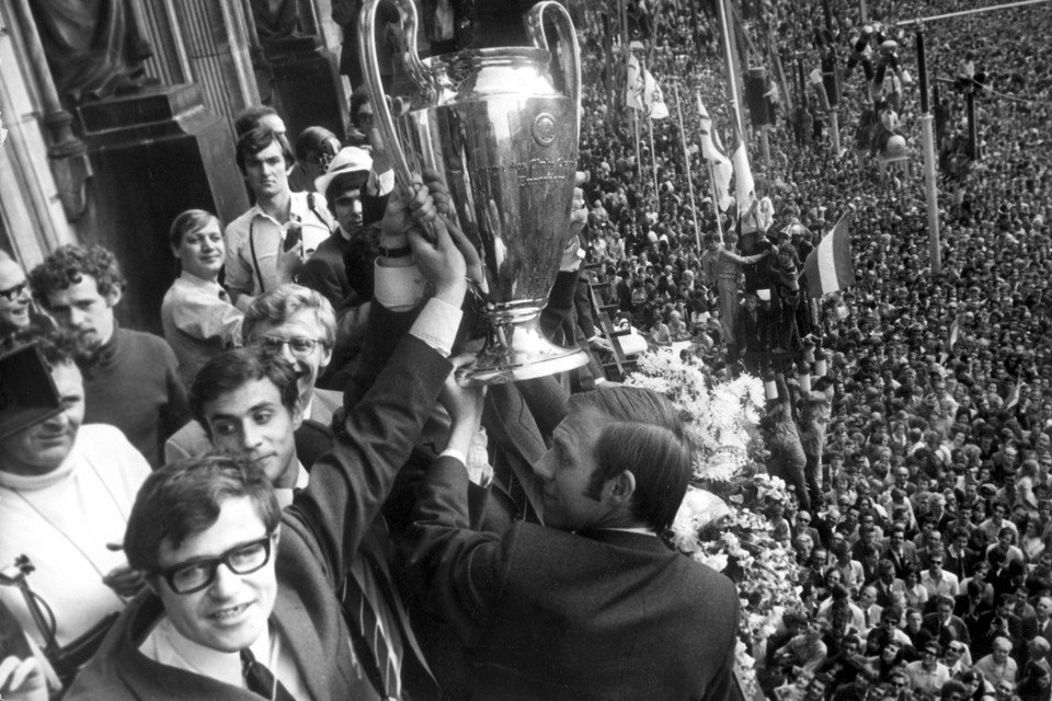Rinus Israël, vooraan met bril, met een hand op de cup tijdens de huldiging in Rotterdam in 1970.