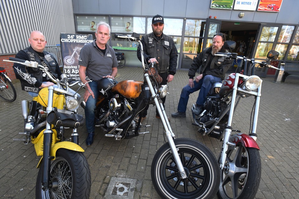 Sjaak Kalverboer van de Weyver met drie leden van de Roques met hun motoren die in het Paasweekeinde ook te zien zullen zijn in het sportcentrum.