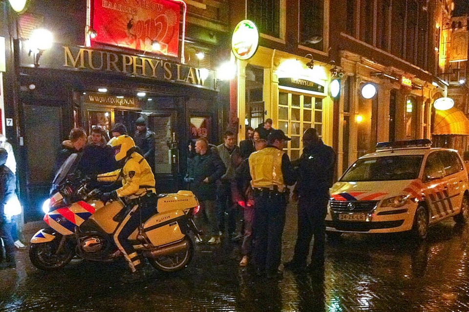 Portier mishandeld café Murphy's Law: verdachte aangehouden. Foto Michel van Bergen