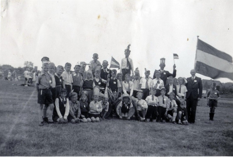 Groepsfoto van het bevrijdingsfeest op het oude KFC-terrein in Zaandam.