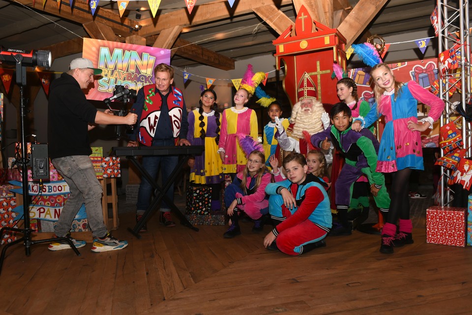 Henny Huisman en de Pietenkidz staken samen met Sinterklaas het liedje uit de Mini-playbackshow in een nieuw jasje.