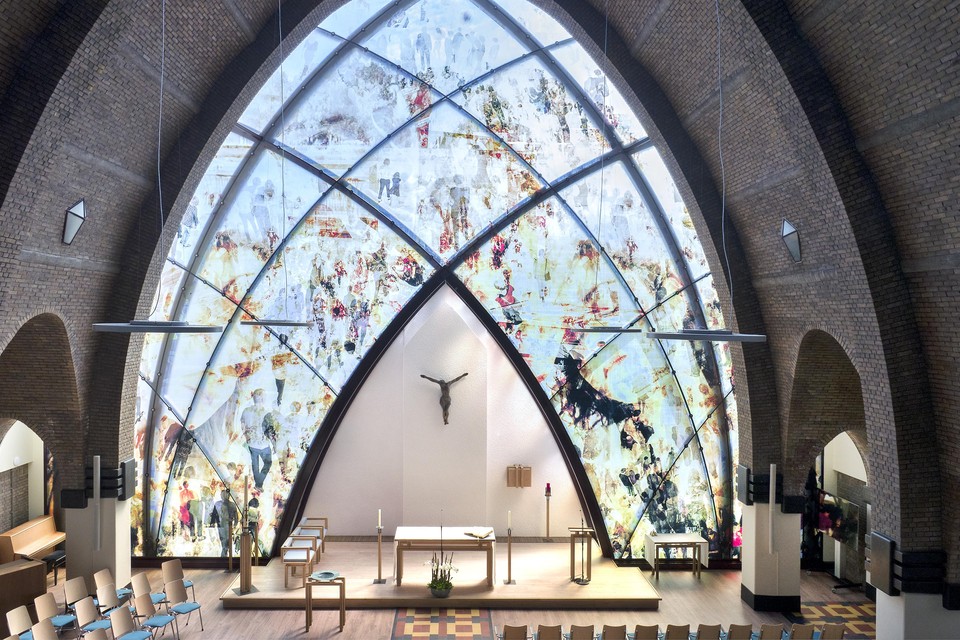 Spektakelstuk in de vernieuwde kerk is onmisbaar de glazen achterwand met werk van beeldend kunstenaar Niek Kemps.