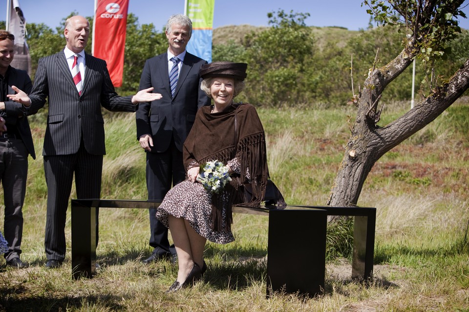 Koningin Beatrix in 2009 in het beeldenpark ’Een Zee van Staal’ in Wijk aan Zee.