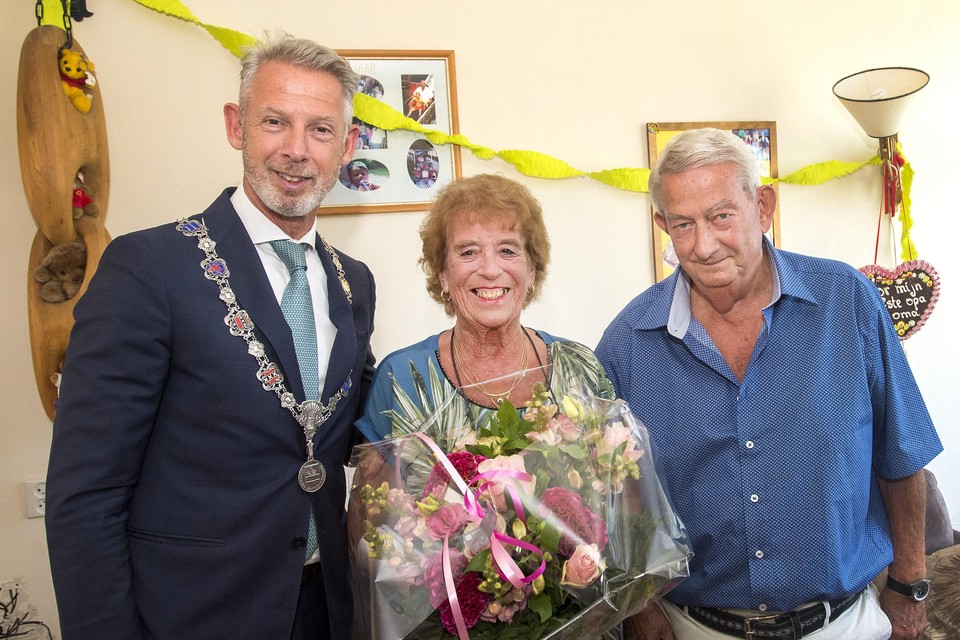 Ina en Dik van Veen met de burgemeester op de foto.
