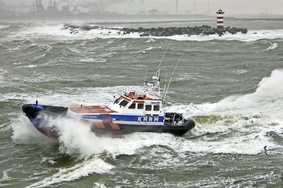 Reddingsboot Koos van Messel in actie tussen de pieren.