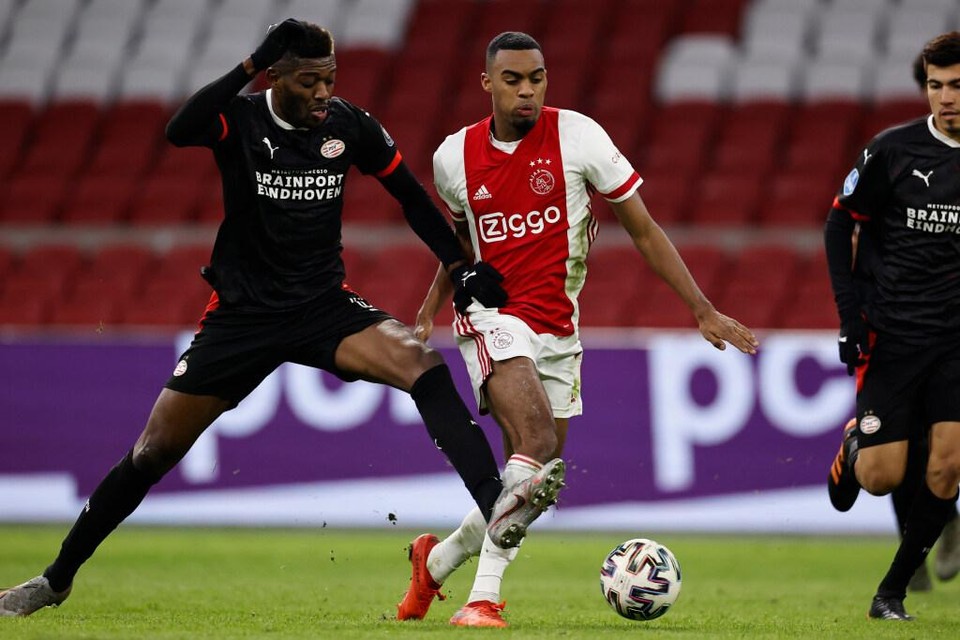 Ibrahim Sangare van PSV en Ryan Gravenberch van Ajax met elkaar in duel.