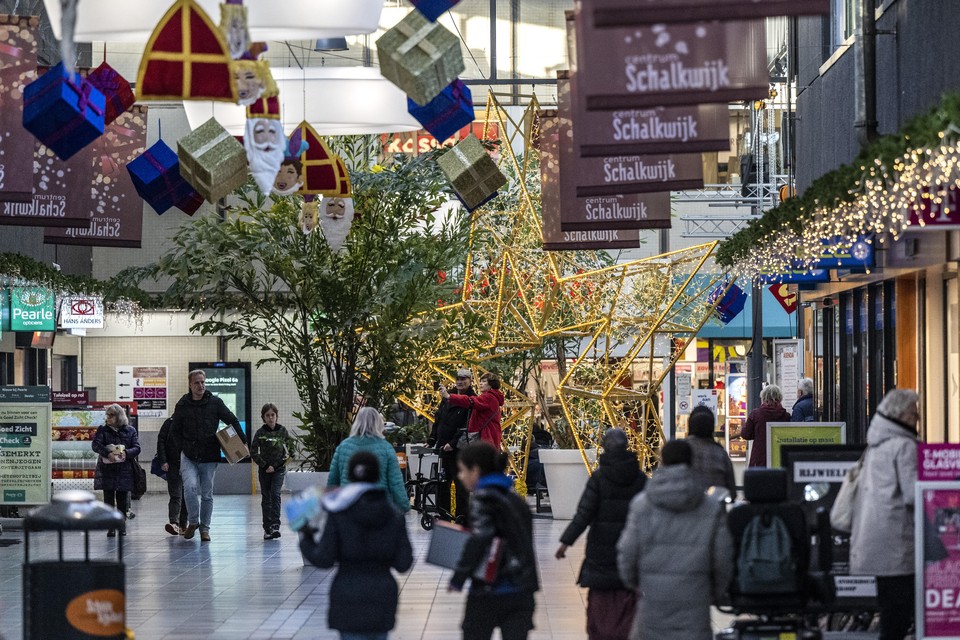 Kerst- en sinterklaasinkopen in winkelcentrum Schalkwijk.