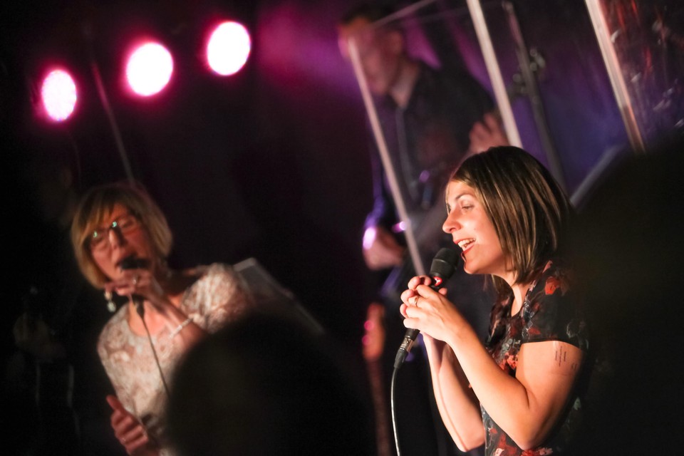 Gospelzangeres Kinga Bán zingt liederen van haar album ’Uit liefde’.