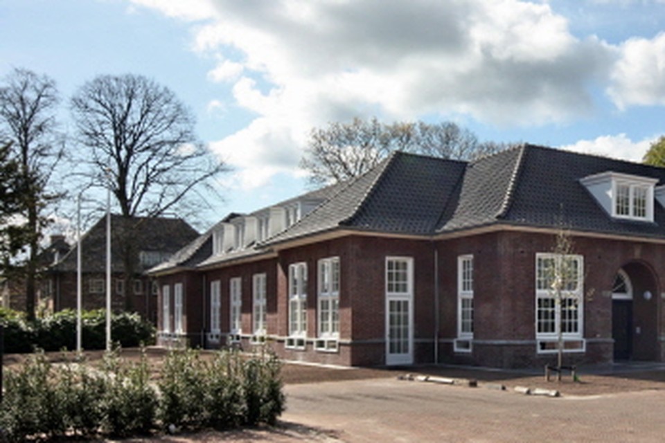 Het gemeentehuis van Blaricum in vrolijker tijden. Foto: Hans Lensink