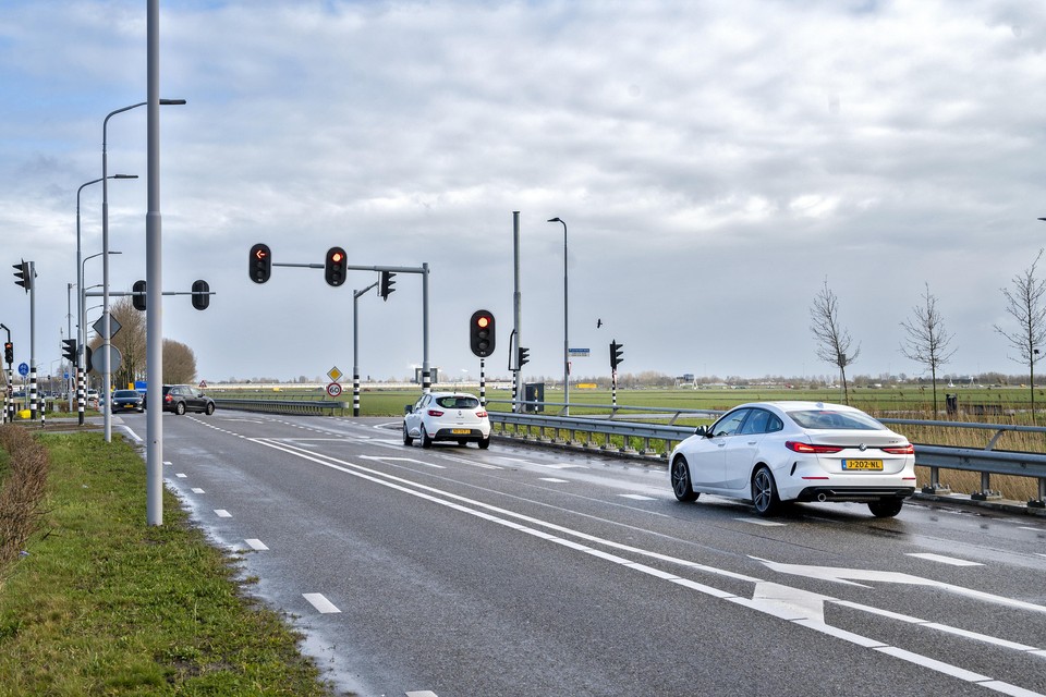 Het kruispunt van Bennebroekerweg en Rijnlanderweg gaat op den duur voor verkeersproblemen zorgen.