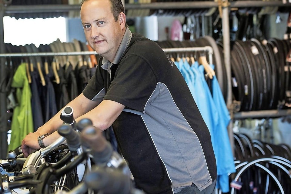 Emiel van Zijl in zijn fietsenwinkel in Velserbroek.