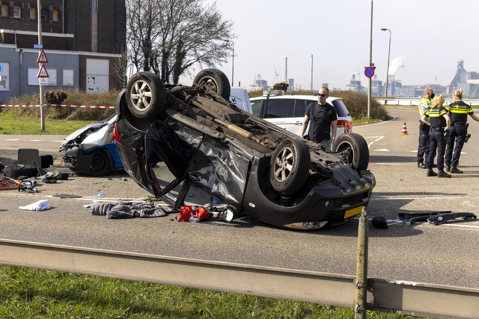 Op 31 maart van dit jaar botsten twee voertuigen op elkaar bij de kruising van de Kanaaldijk met De Geul. Daarbij vielen vier gewonden.