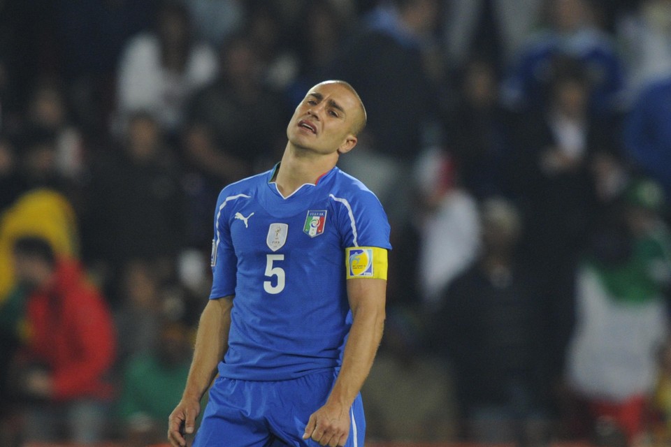 Fabio Cannavaro is ten einde raad na de uitschakeling van Italië in de groepsfase in 2010.
