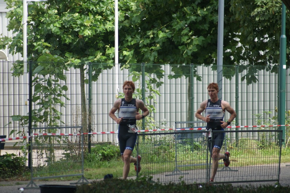 Zoek de verschillen: de Weesper triatlontweeling Daan (links) en Tim Jacobs. Eigen foto
