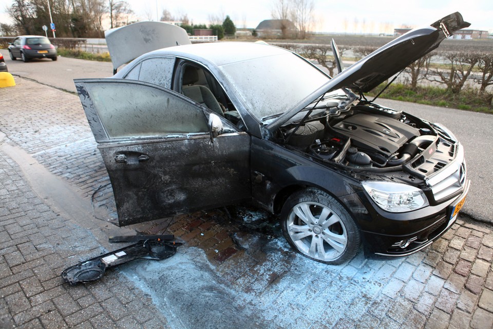 Een auto is zaterdagmiddag in Boesinghliede verwoest door een brand. Foto Rowin van Diest