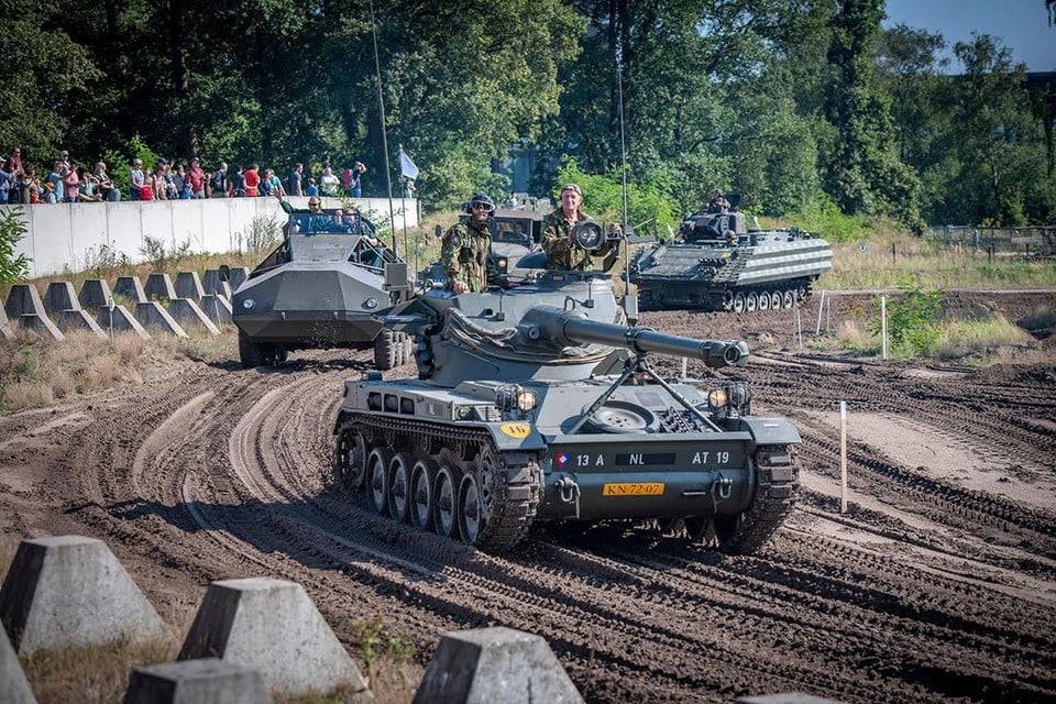 Tankdemonstraties in de Arena van het Nationaal Militair Museum in Soesterberg.