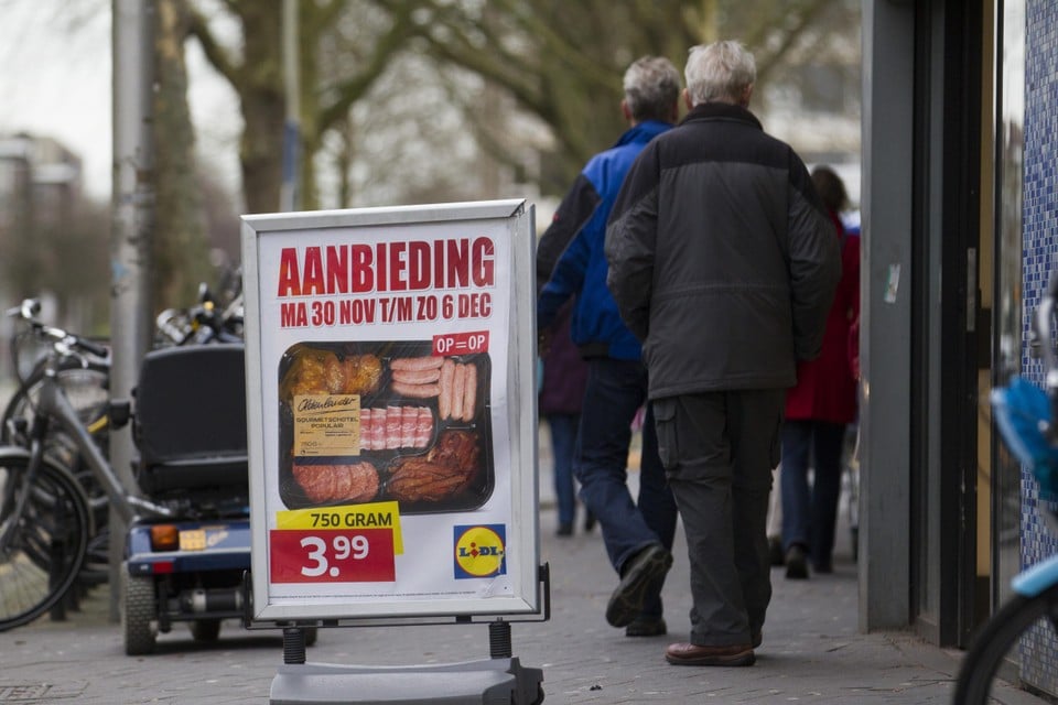 Een supermarkt maakt reclame voor vlees.