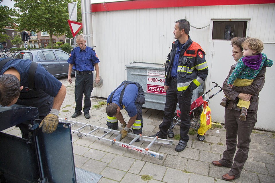 De brandweer moest er zaterdag aan te pas komen om een portefeuille weer boven water te krijgen. Foto: Michel van Bergen